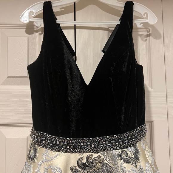 Gown - Picture 6 of 10